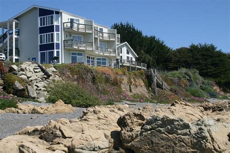 shelter cove hotels 2 km from Black Sands Beach, The Castle Inn of the Lost Coast features accommodation with a garden, free private parking, a terrace and a private beach area